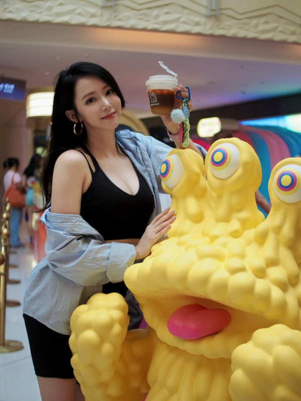 前TVB小花惊爆色狼导演摸大腿潜规则！装傻拒绝即遭爆粗问候，以后没得捞