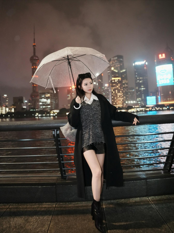 前TVB小花惊爆色狼导演摸大腿潜规则！装傻拒绝即遭爆粗问候，以后没得捞