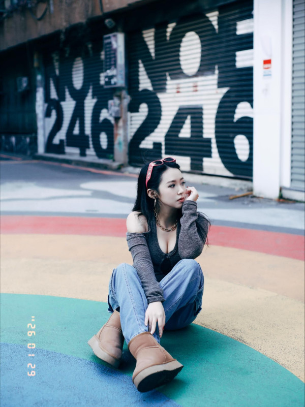 前TVB小花惊爆色狼导演摸大腿潜规则！装傻拒绝即遭爆粗问候，以后没得捞