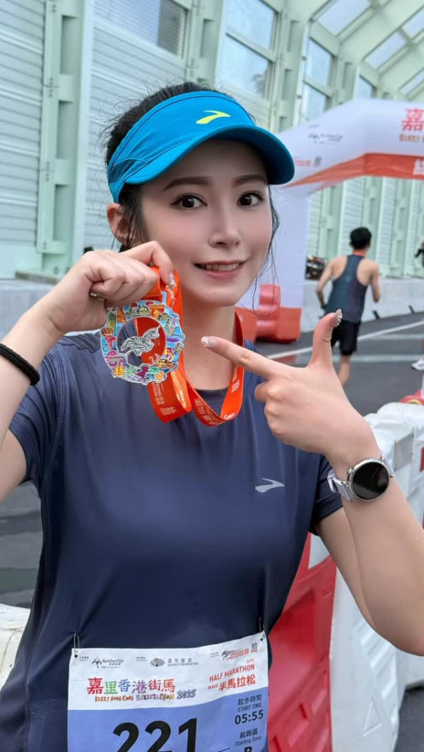 前TVB小花惊爆色狼导演摸大腿潜规则！装傻拒绝即遭爆粗问候，以后没得捞
