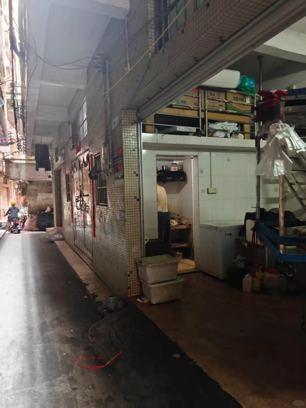 網民驚揭內地燒鴨工場衛生極惡劣 生鴨隨地堆疊傳惡臭 內地網民憂流向食肆:寧食預製菜