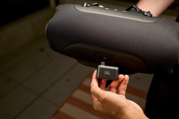 JBL EasySing Mic Mini Duo登場！AI一鍵消除原唱　雙人唱K兼支援手機直播