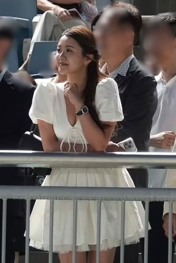 江嘉敏性感谷胸入馬場瘋狂跳動！旁人反應成焦點 波濤洶湧躋身上流惹網民兩極反應
