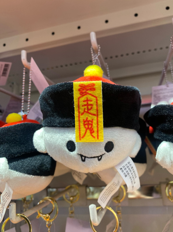 万圣节2026｜12元即可入手！DAISO港式僵尸公仔爆红：贴符纸超还原！网友：分店开始断货