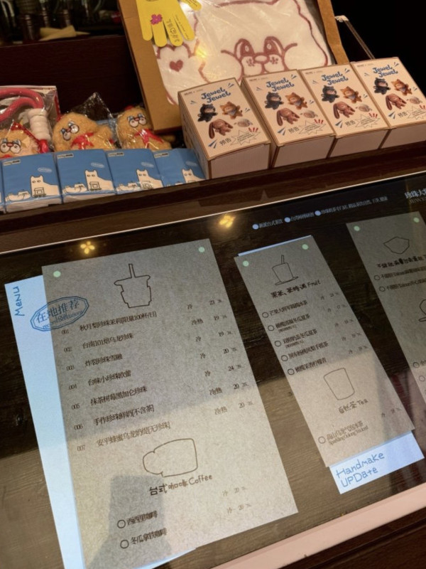 圖片來源:大眾點評 深圳羅湖白色貓咪奶茶店!必試超大杯台式小珍珠歐蕾、麻糬原味蛋撻