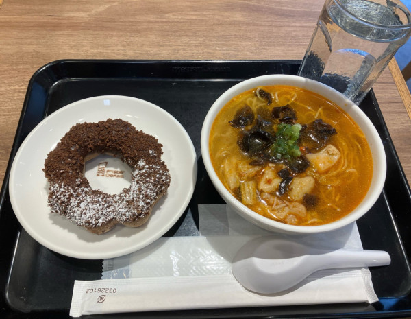 冬甩店不賣冬甩？日本Mister Donut竟出「麻辣燙」 Threads網民笑稱：胃酸倒流套餐！ 
