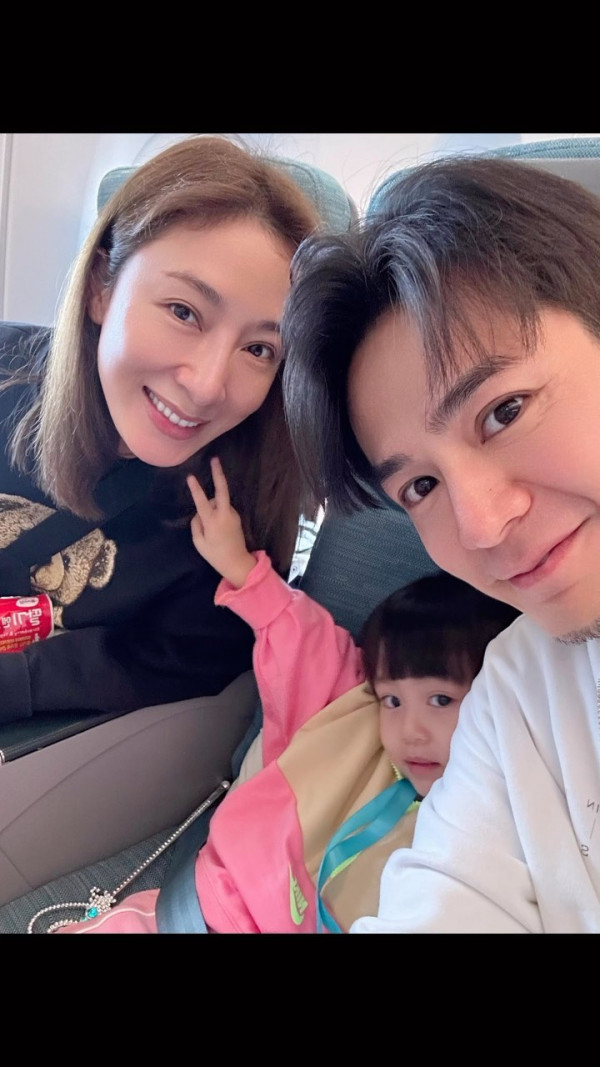 楊茜堯羅子溢低調慶祝結婚10周年放閃!一家四口遊迪士尼睇城堡煙花超貼地