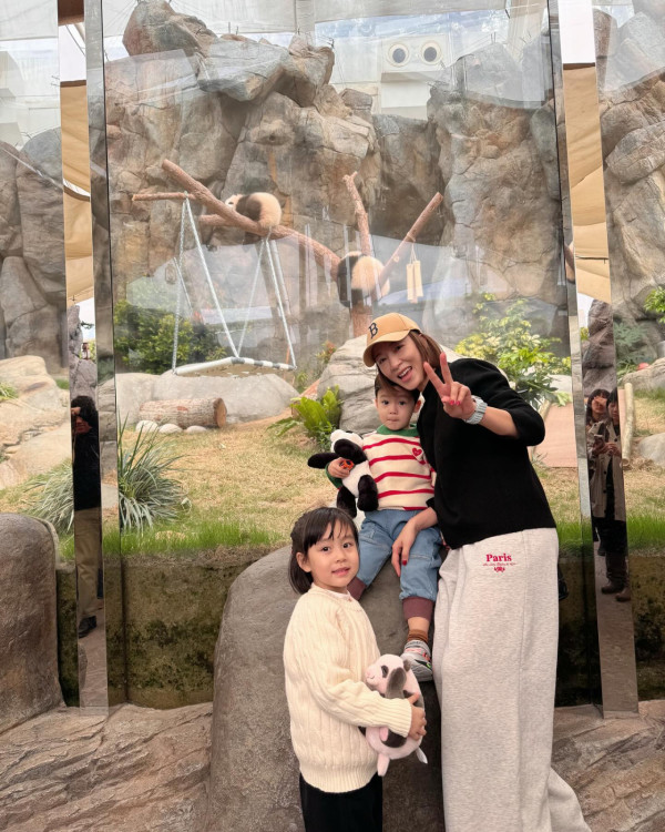 楊茜堯羅子溢低調慶祝結婚10周年放閃！一家四口遊迪士尼睇城堡煙花超貼地