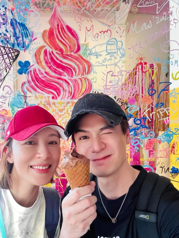 楊茜堯羅子溢低調慶祝結婚10周年放閃！一家四口遊迪士尼睇城堡煙花超貼地