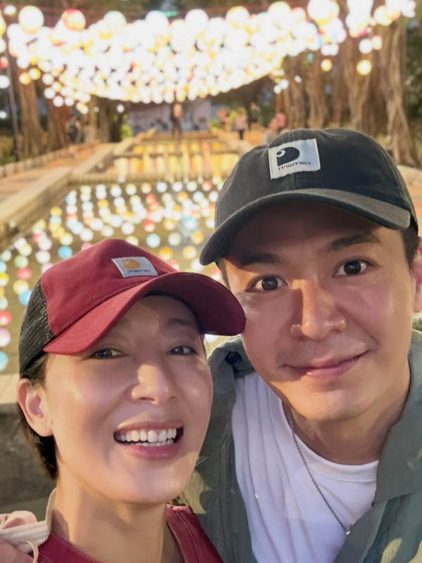 楊茜堯羅子溢低調慶祝結婚10周年放閃!一家四口遊迪士尼睇城堡煙花超貼地