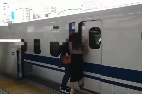 網民伸腳擋新幹線車門!衝門失敗列車駛走 網民激讚:人等車不是車等人