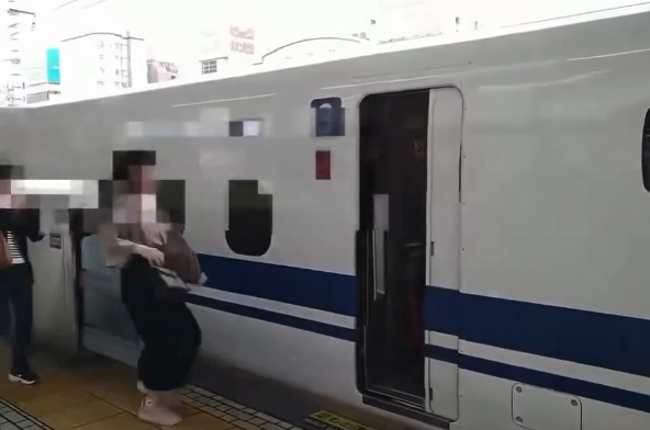 網民伸腳擋新幹線車門!衝門失敗列車駛走 網民激讚:人等車不是車等人