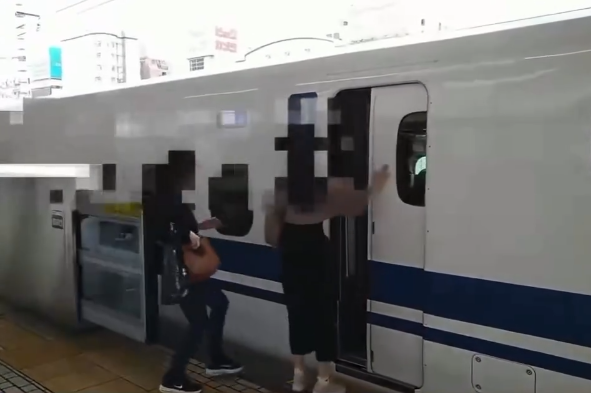 網民伸腳擋新幹線車門!衝門失敗列車駛走 網民激讚:人等車不是車等人