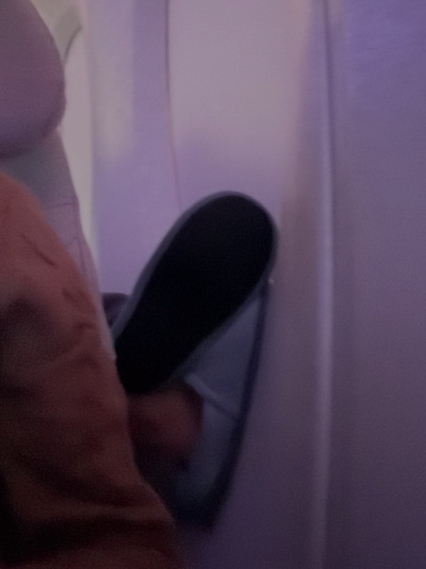 搭長途機遇後座「無品伸腳」踩扶手兼踢椅背 事主勸阻反被怒睥 網民教一招反擊 