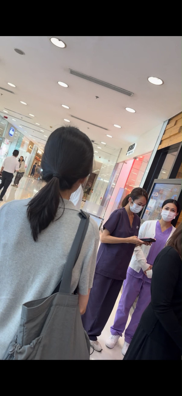 38岁人妻淡出影视圈爆转行做美容师！穿制服开工被野生捕获 7字亲回捞不捞传闻