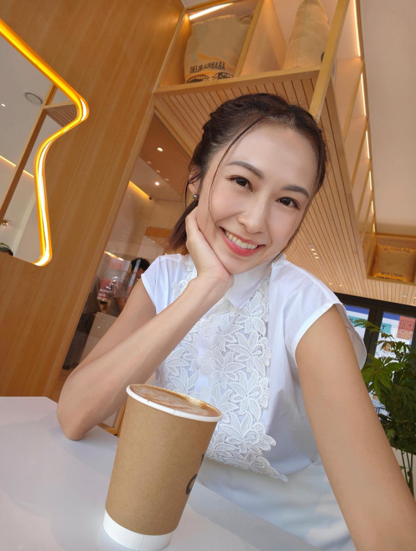 38岁人妻淡出影视圈爆转行做美容师！穿制服开工被野生捕获 7字亲回捞不捞传闻