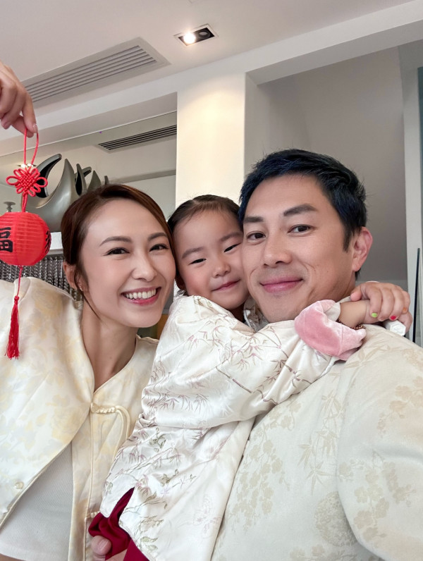 38岁人妻淡出影视圈爆转行做美容师！穿制服开工被野生捕获 7字亲回捞不捞传闻