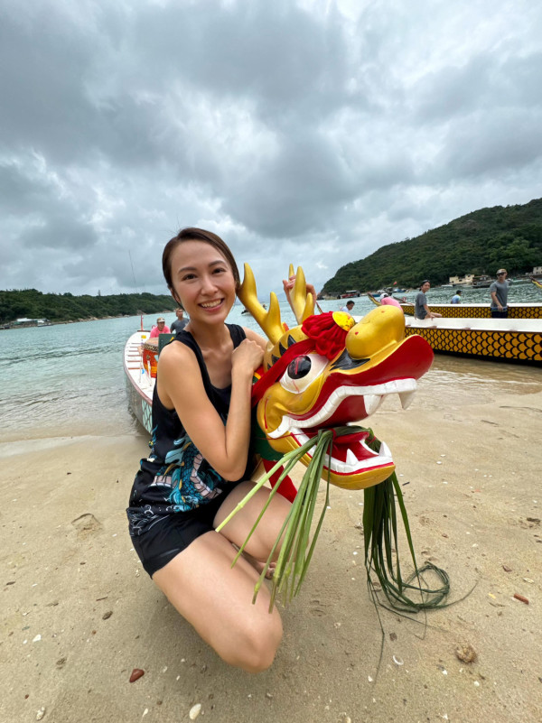 38岁人妻淡出影视圈爆转行做美容师！穿制服开工被野生捕获 7字亲回捞不捞传闻