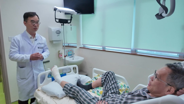 港大医学院院长刘泽星曾经面骨多处断裂！“痛脚”困扰7年敲断4条脚趾骨极痛