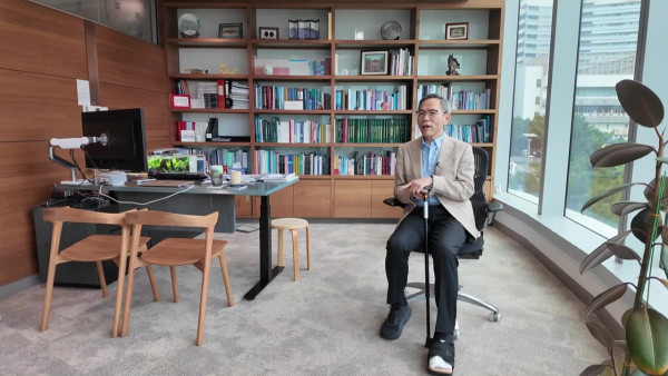 港大医学院院长刘泽星曾经面骨多处断裂！“痛脚”困扰7年敲断4条脚趾骨极痛