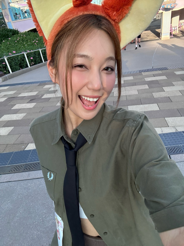 25岁女艺人9字默认秘恋男神发展地下情！自爆拍拖不介意被人拍：公司好开放