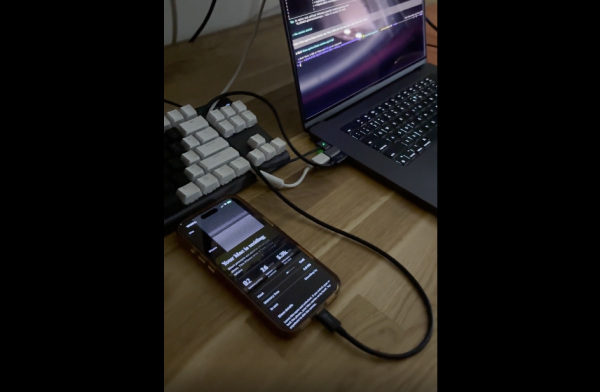 Mac 記憶體唔夠跑 AI？神人靠一條 USB-C 串接 iPhone 分擔運算 長文讀取速度即時飆升 44%
