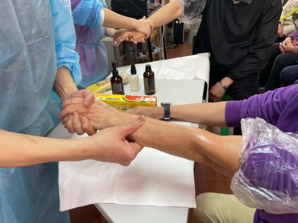 银助手上门长者修甲护理服务（图片来源：银助手）
