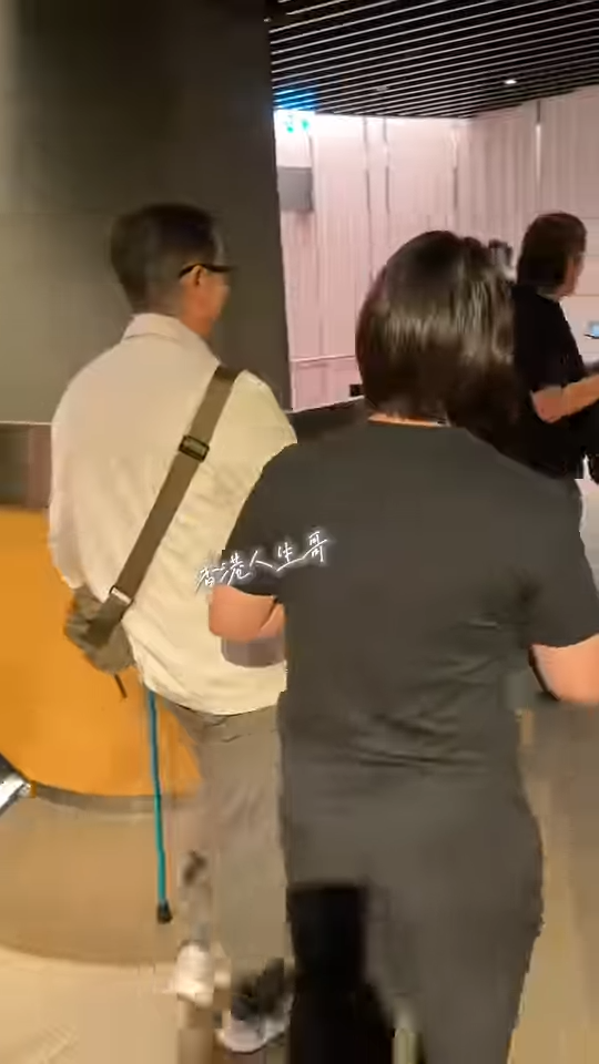 76歲劉松仁撐拐杖現身片段瘋傳曝近況！右手僵硬難伸惹中風疑雲 一部位惹擔憂