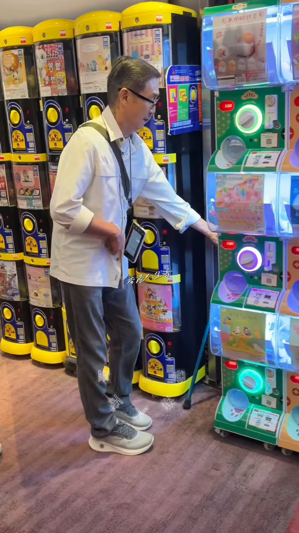 76歲劉松仁撐拐杖現身片段瘋傳曝近況！右手僵硬難伸惹中風疑雲 一部位惹擔憂