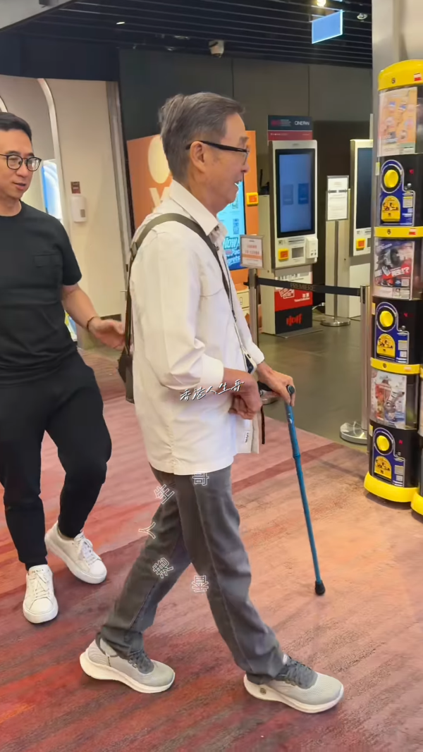 76歲劉松仁撐拐杖現身片段瘋傳曝近況！右手僵硬難伸惹中風疑雲 一部位惹擔憂
