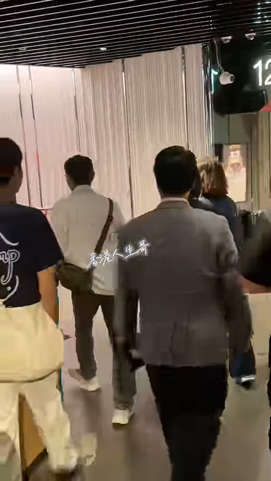 76歲劉松仁撐拐杖現身片段瘋傳曝近況！右手僵硬難伸惹中風疑雲 一部位惹擔憂