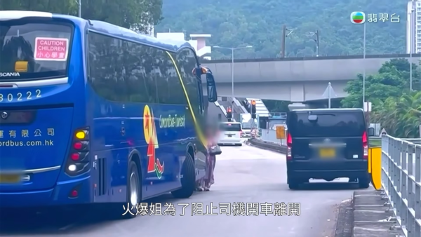 大圍「火爆姐」人肉擋車被強制送院!風波大逆轉悲慘身世曝光 昔日閨蜜揭停藥失控真相