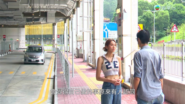 大圍「火爆姐」人肉擋車被強制送院!風波大逆轉悲慘身世曝光 昔日閨蜜揭停藥失控真相