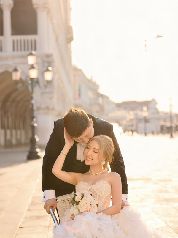 38歲女藝人甜晒威尼斯浪漫結婚照！透視谷胸啜爆未婚夫放閃：期待我們的新篇章