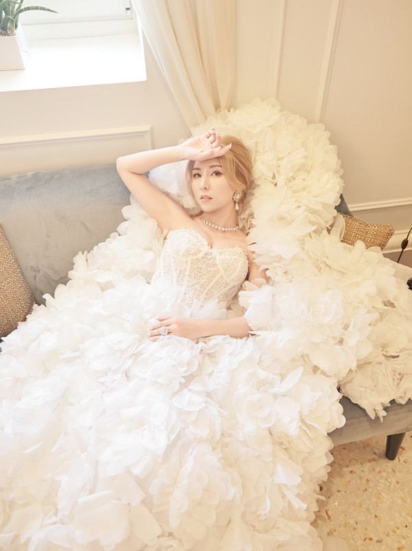 38歲女藝人甜晒威尼斯浪漫結婚照！透視谷胸啜爆未婚夫放閃：期待我們的新篇章