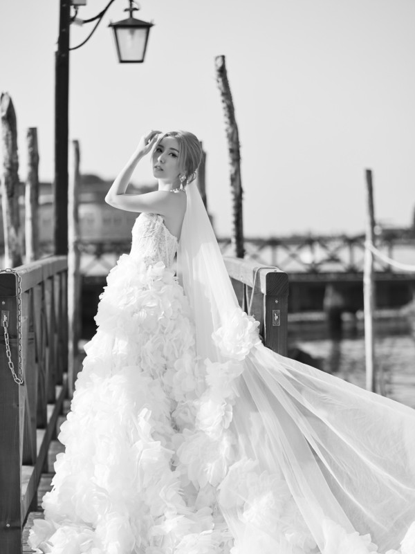 38歲女藝人甜晒威尼斯浪漫結婚照！透視谷胸啜爆未婚夫放閃：期待我們的新篇章