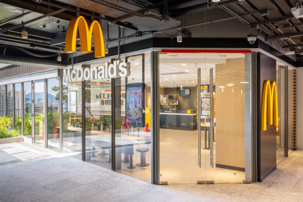 觀塘新打卡位！全港第二高麥當勞進駐安達臣 邊歎無敵日落邊食薯條 買$30送玩具