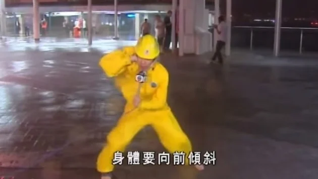 萬聖節裝扮推介︰電視台外景記者（圖片來源︰TVB新聞片段截圖）