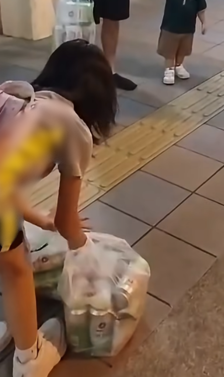 屯門女童孭爛書包獨扛20罐啤酒！繼父冷眼罵「廢人」惹眾怒  事後稱為「訓練肌肉」無虐兒