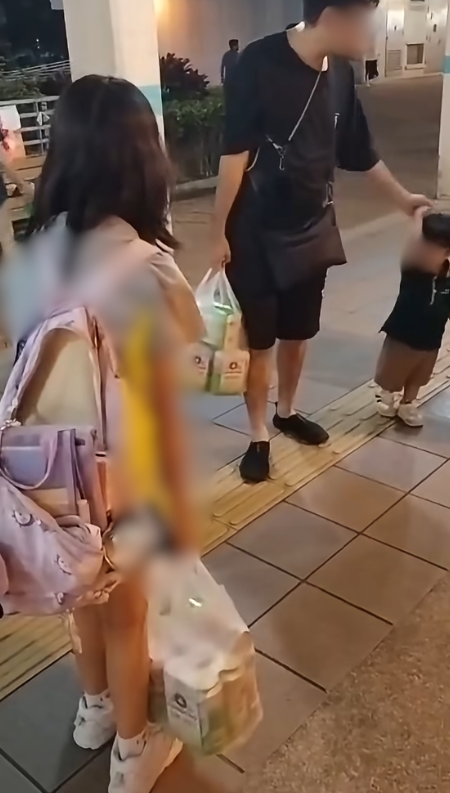 屯門女童孭爛書包獨扛20罐啤酒！繼父冷眼罵「廢人」惹眾怒  事後稱為「訓練肌肉」無虐兒