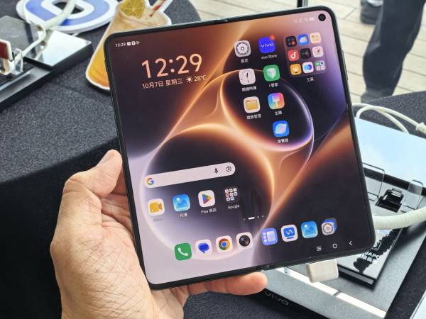 vivo X500 Pro Max香港登場！蔡司LOFIC 17EV主攝加2億像素APO長焦　X Fold6同場亮相