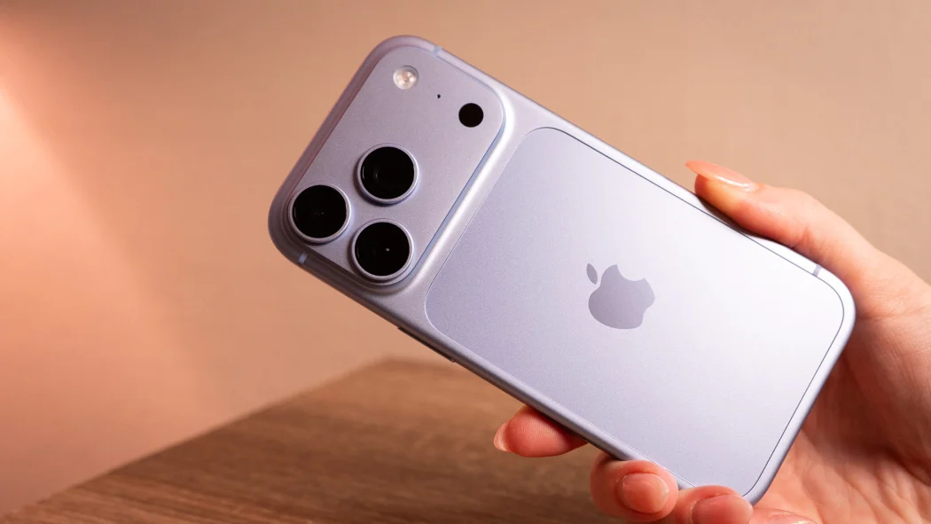 iPhone 18 Pro 機身又褪色！多位苦主新機鏡頭現粉色環　網民教路 2 招排查、把握退換期限