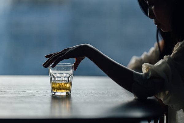 屯門女童拎啤酒案警方刑事部虐兒組接手！其母稱戒酒日僅飲5罐惟仍屬長期酗酒／醫管局：恐出現嚴重有害問題