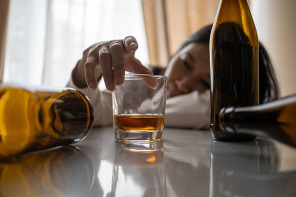 屯門女童拎啤酒案警方刑事部虐兒組接手！其母稱戒酒日僅飲5罐惟仍屬長期酗酒／醫管局：恐出現嚴重有害問題