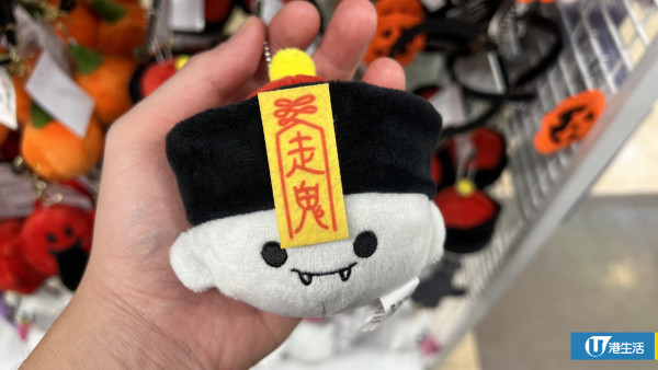 万圣节2026|12元即可入手!DAISO港式僵尸公仔爆红:贴符纸超还原!网友:分店开始断货
