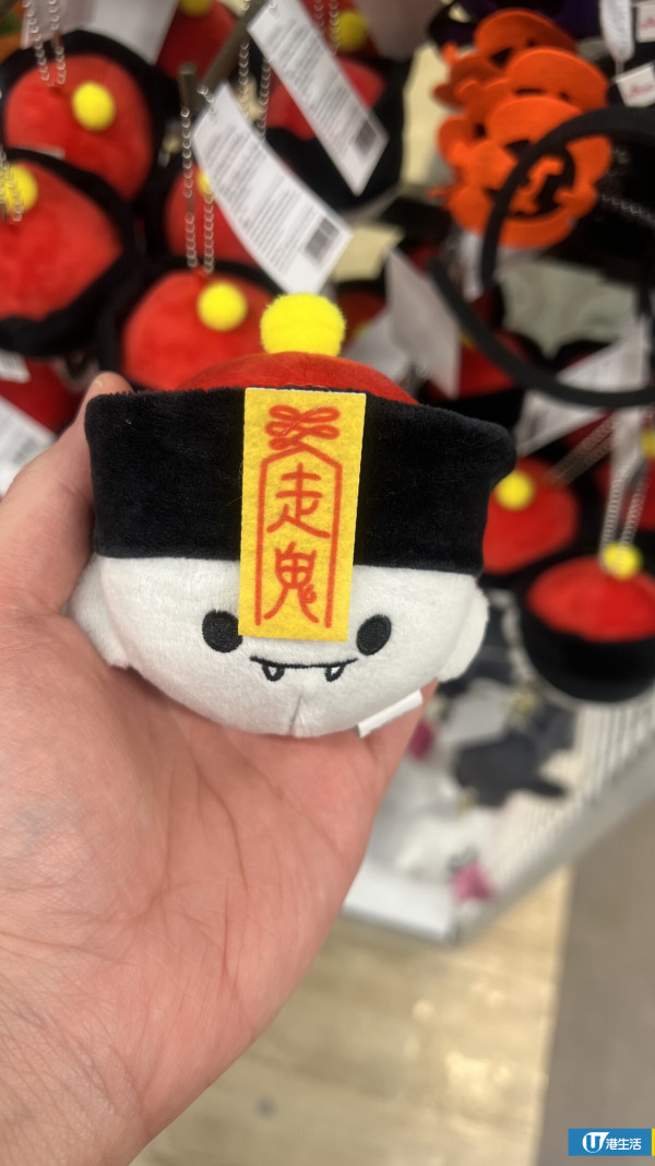 万圣节2026｜12元即可入手！DAISO港式僵尸公仔爆红：贴符纸超还原！网友：分店开始断货