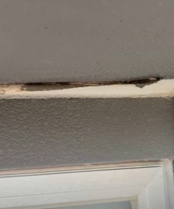 新居屋入伙1年爆外墙渗漏起泡出裂纹！承建商出动10架吊船抢修 房署澄清结构无损：施工工艺欠妥
