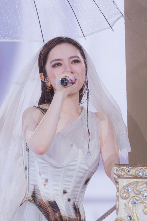 GEM邓紫棋男友Mark魏俊杰背景猛料!外公富三代身家雄厚+亲妹前《东张》女神