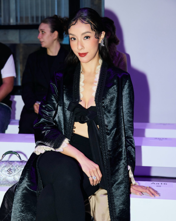 性感女神息影16年激罕現身巴黎時裝周！魔鬼身材零走樣退圈轉行做設計師