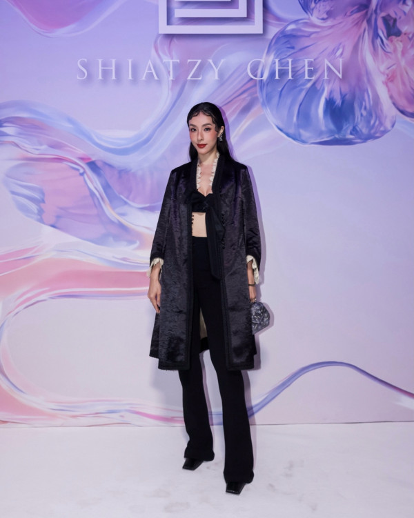 性感女神息影16年激罕現身巴黎時裝周！魔鬼身材零走樣退圈轉行做設計師